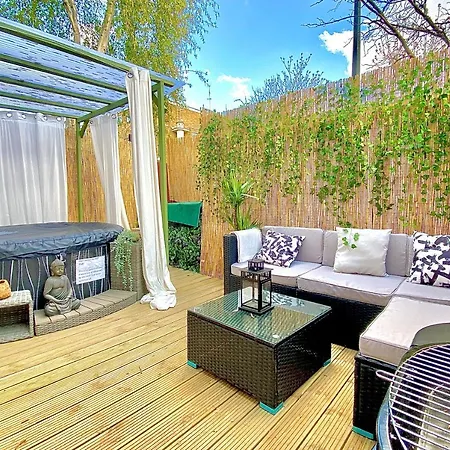 1Bed W/ Hot Tub & Garden Apartment